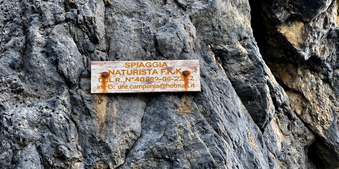 Cartello sulla Spiaggia nudista del Troncone a Marina di Camerota