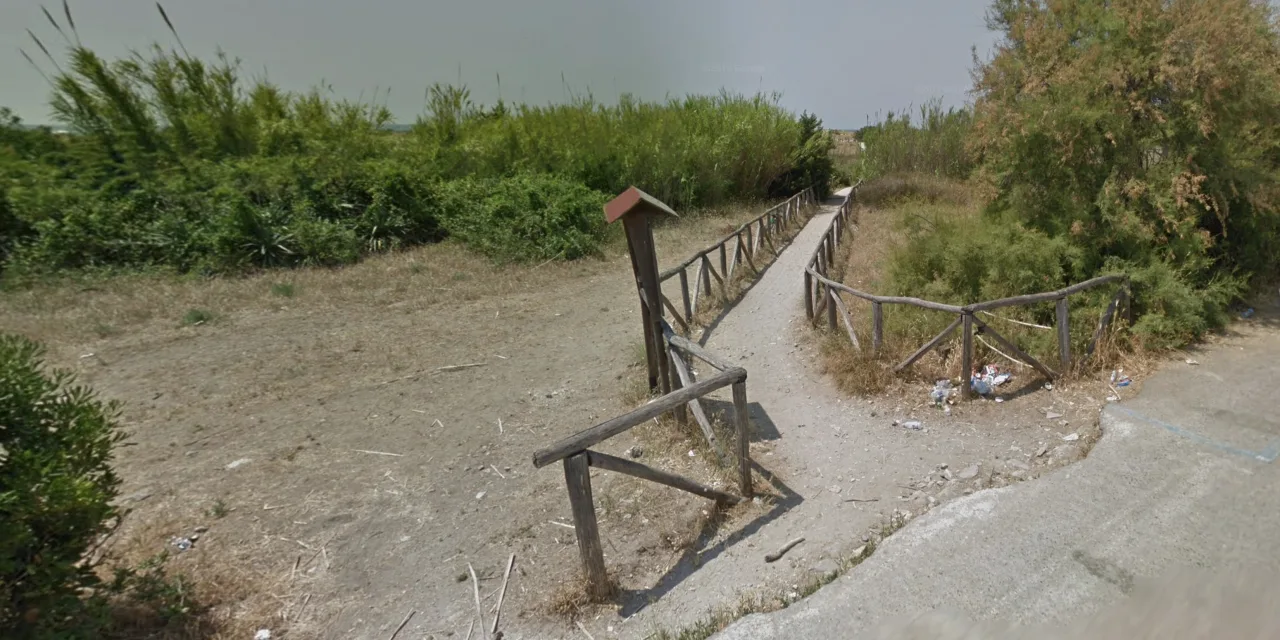 Ingresso alla spiaggia nudista della lecciona