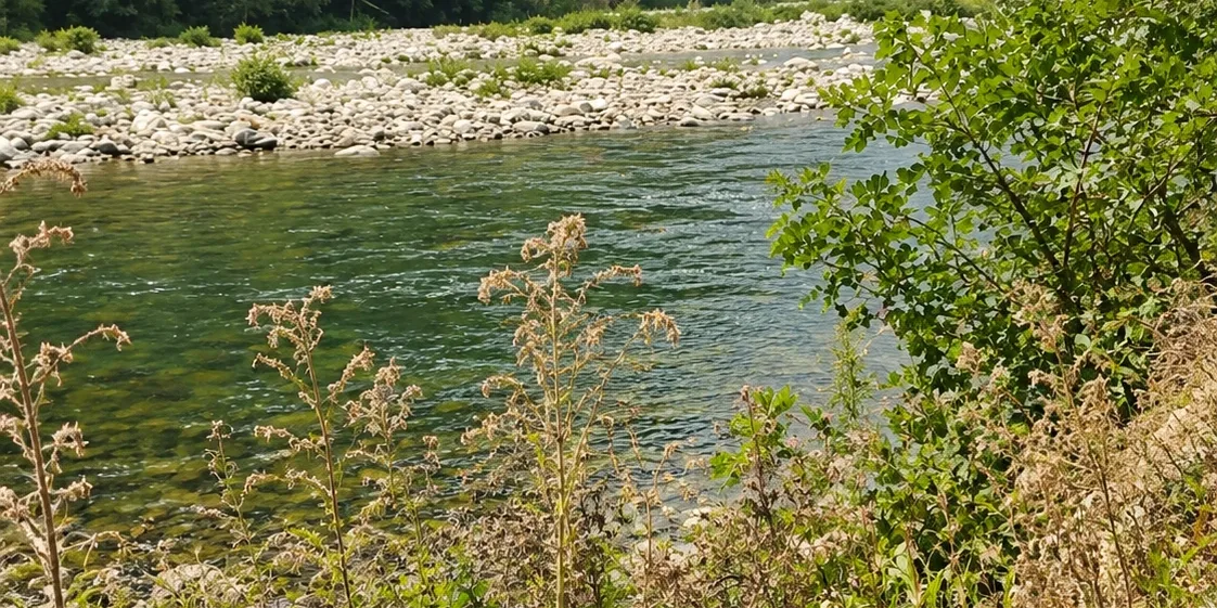 Fiume Sesia che passa dalla spiaggia nudista di Balanghera a Varallo in Piemonte