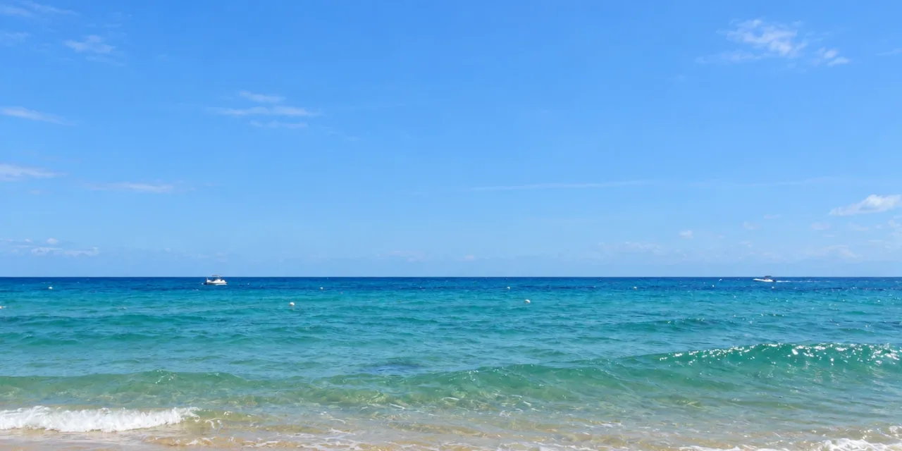 Il mare limpido sulla Spiaggia nudista Feraxi